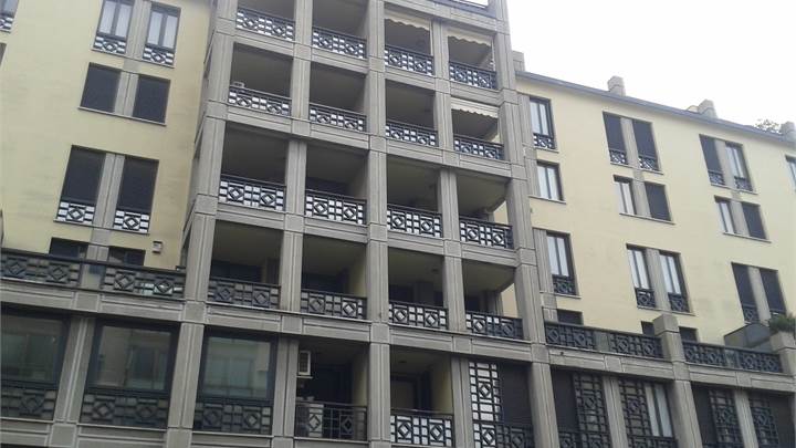 NEGOZIO - UFFICIO  ELEGANTE CON  VETRINE FRONTE STRADA 