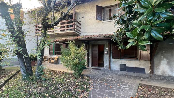 CASCINALE E RUSTICO DA RISTRUTTURARE IN CORTE CON TERRENO E FRUTTETO 